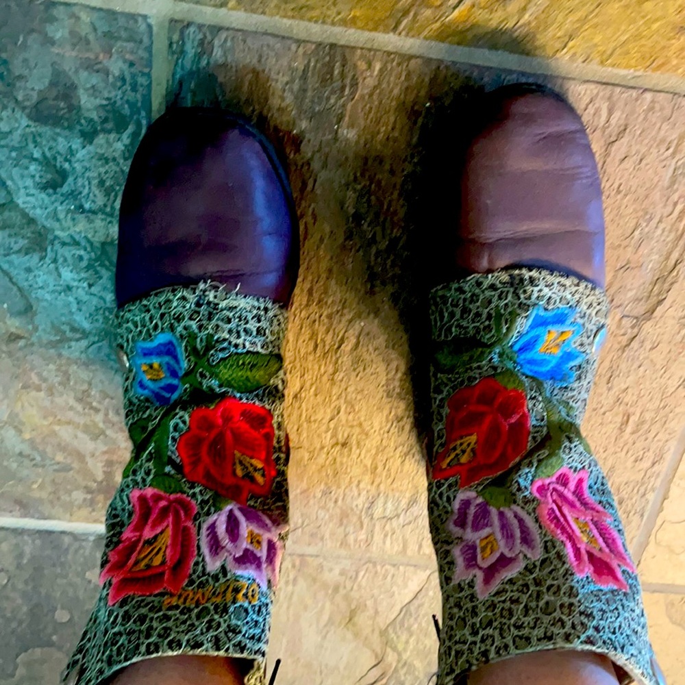 Handmade embroidered shoes booties